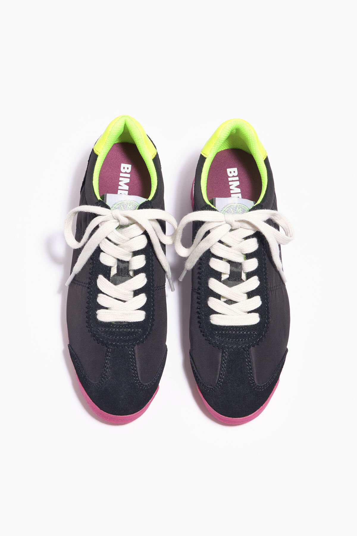 Deportiva retro negra