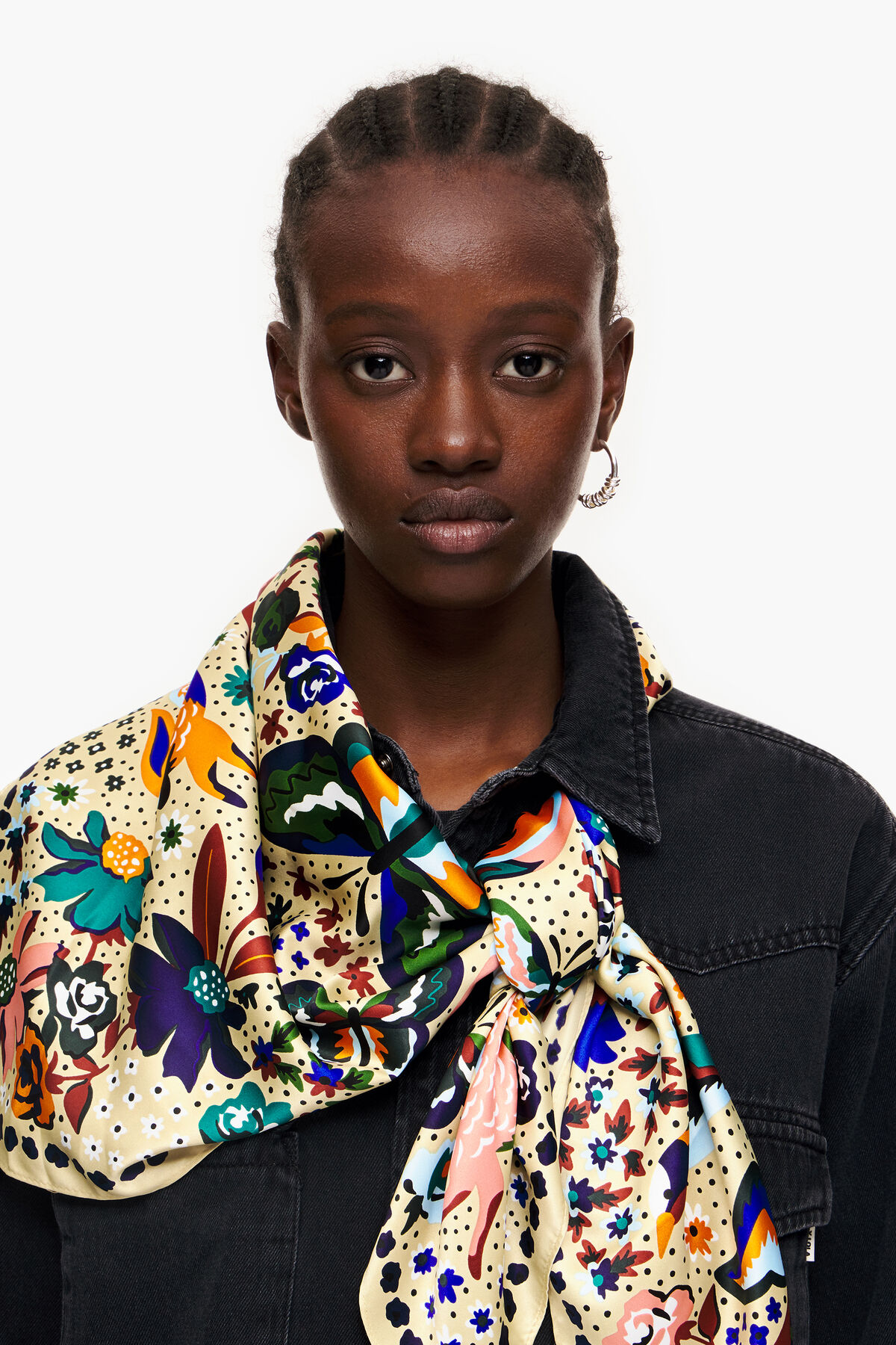 Pañuelo flores pájaros mariposas champán