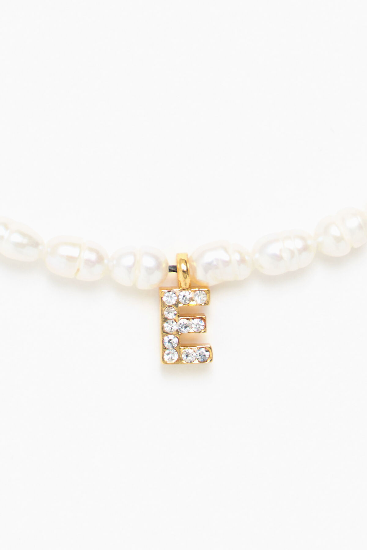 Collar letra E perlas