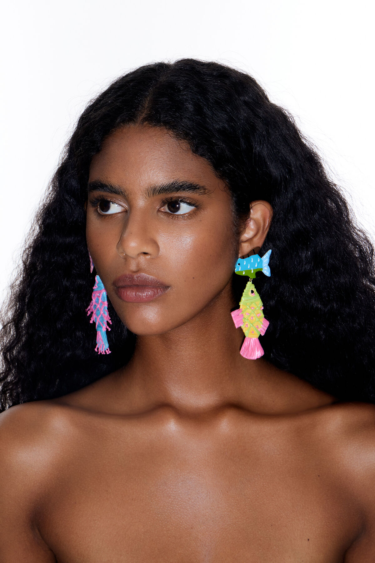 Pendientes peces rafia multicolores