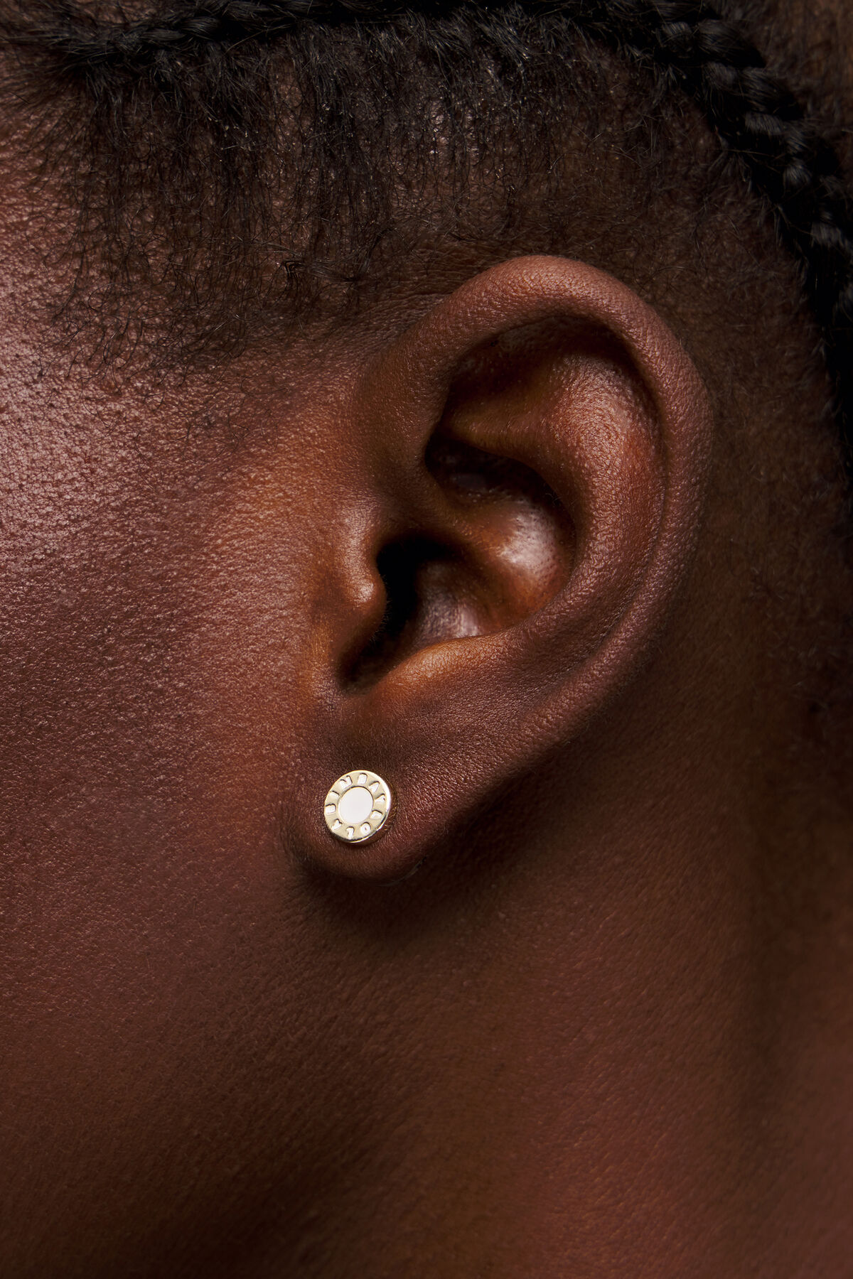 Pendientes botón logo marfil