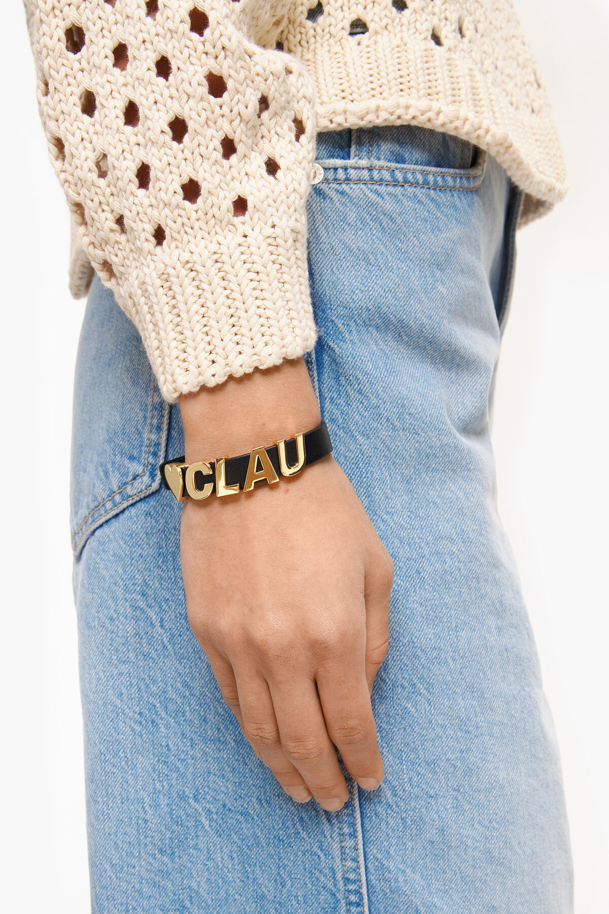 Charm letra B metal dorado