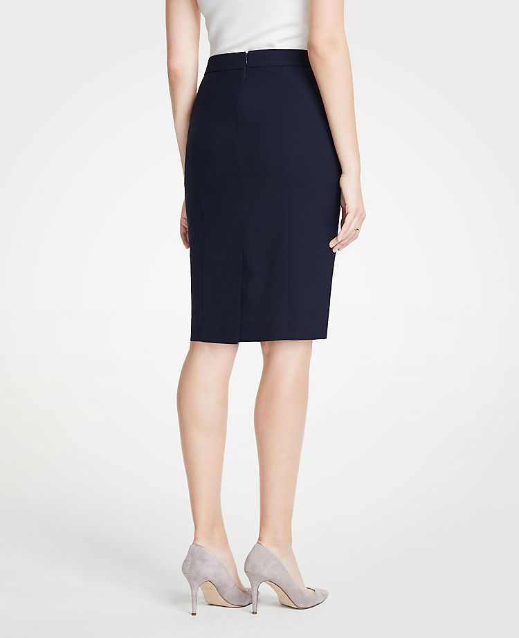 The Seamed Pencil Skirt in Seasonless Stretch - Curvy Fit