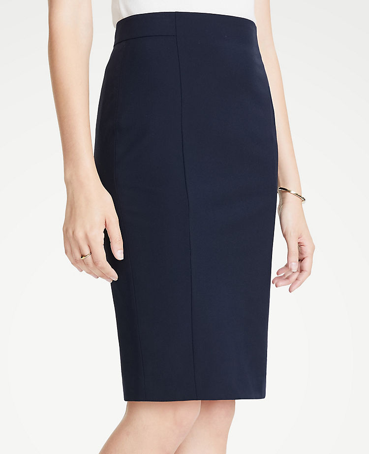 The Seamed Pencil Skirt in Seasonless Stretch - Curvy Fit
