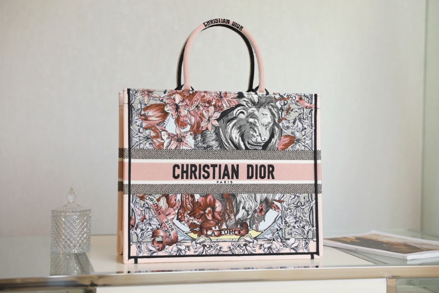 DIOR TOTE Fu Manhua