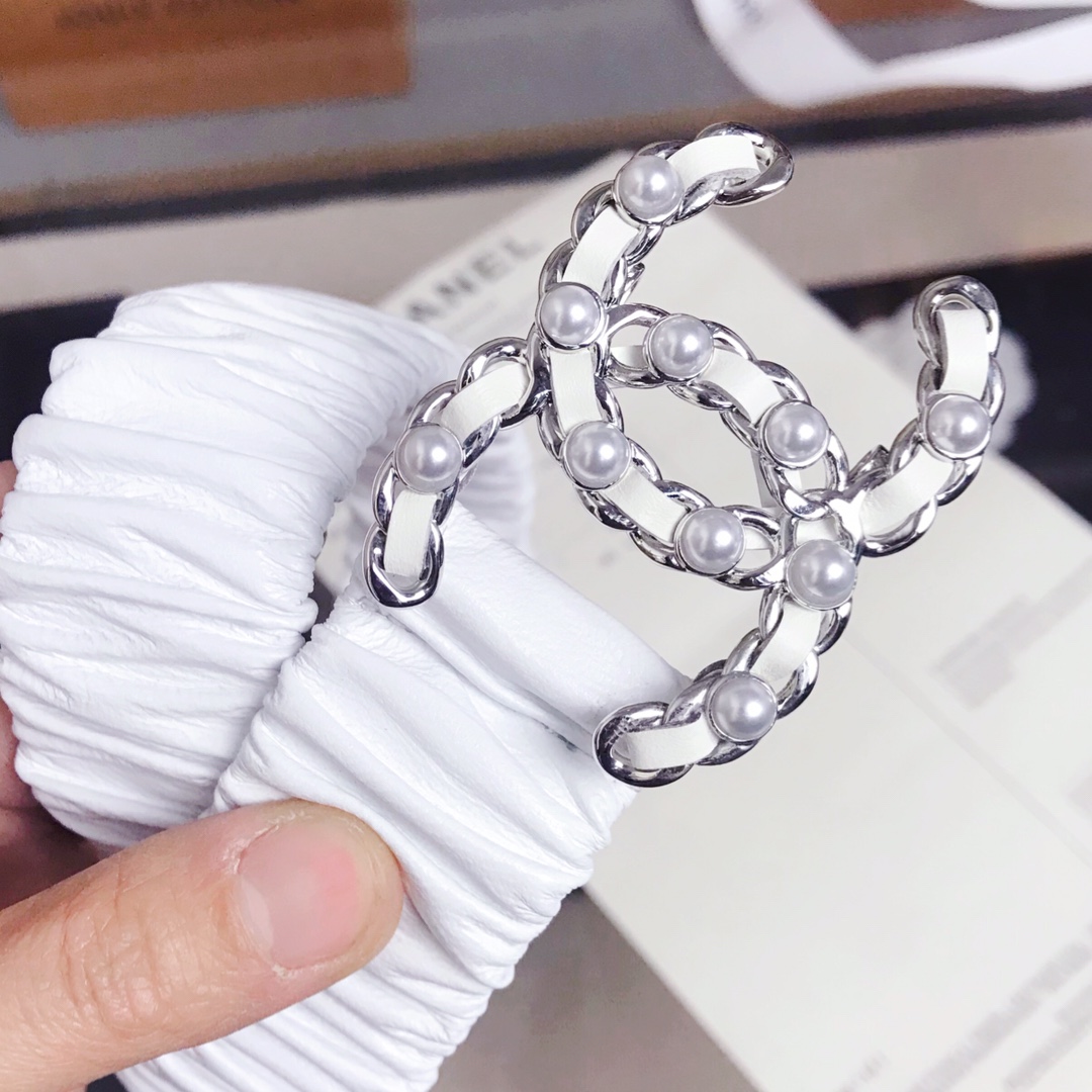 𝗖𝗛𝗔𝗡𝗘𝗟 Classic pearl lambskin elasticated waistband