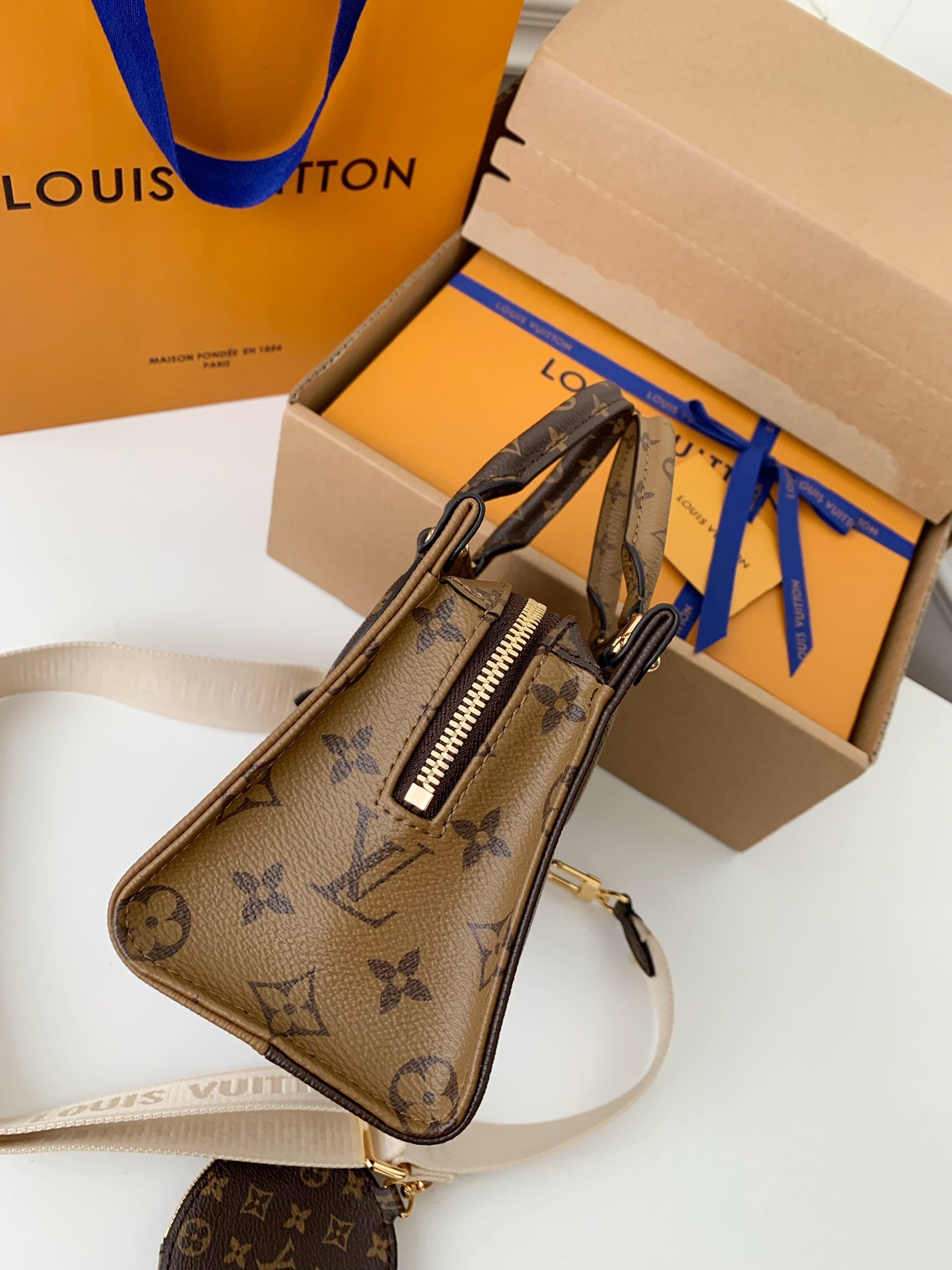 Louis Vuitton's Seasonal New ONTHEGO Horizontal Handbag M46653 Top Quality Size: 25 * 13 * 10cm