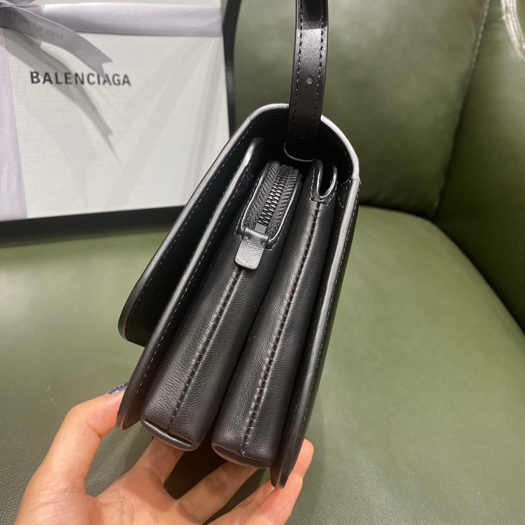 BALENCIAGA 𝘀𝗺𝗮𝗹𝗹 𝗯𝗮𝗴 Plain black buckle