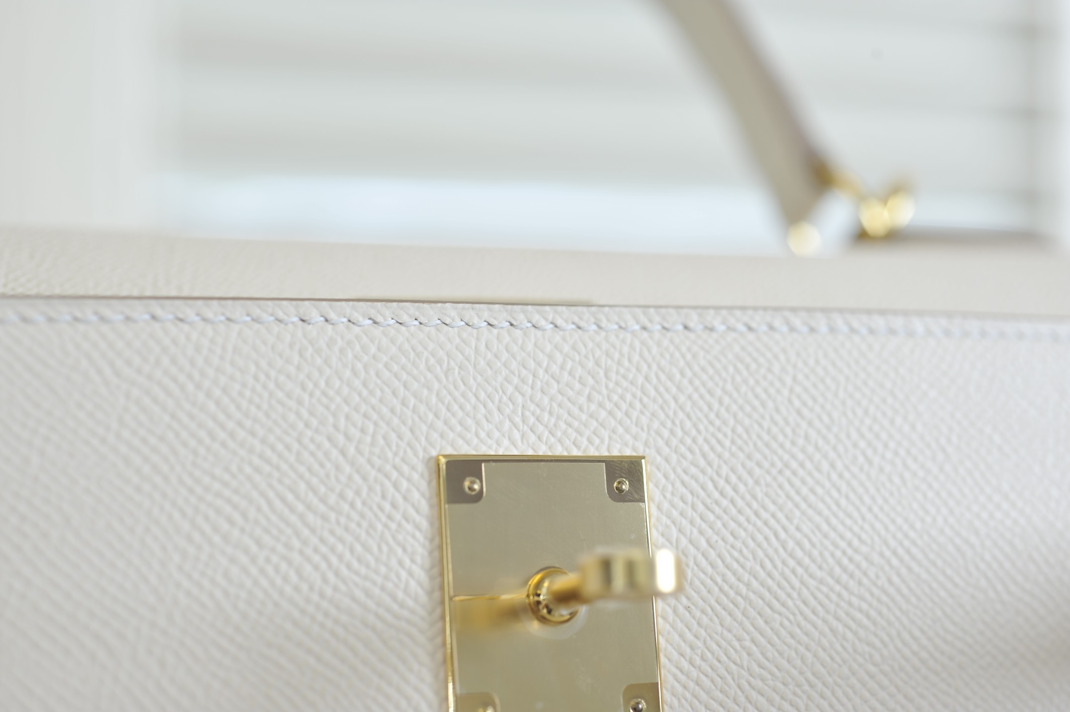 Kelly 25 milkshake white ep leather gold buckle