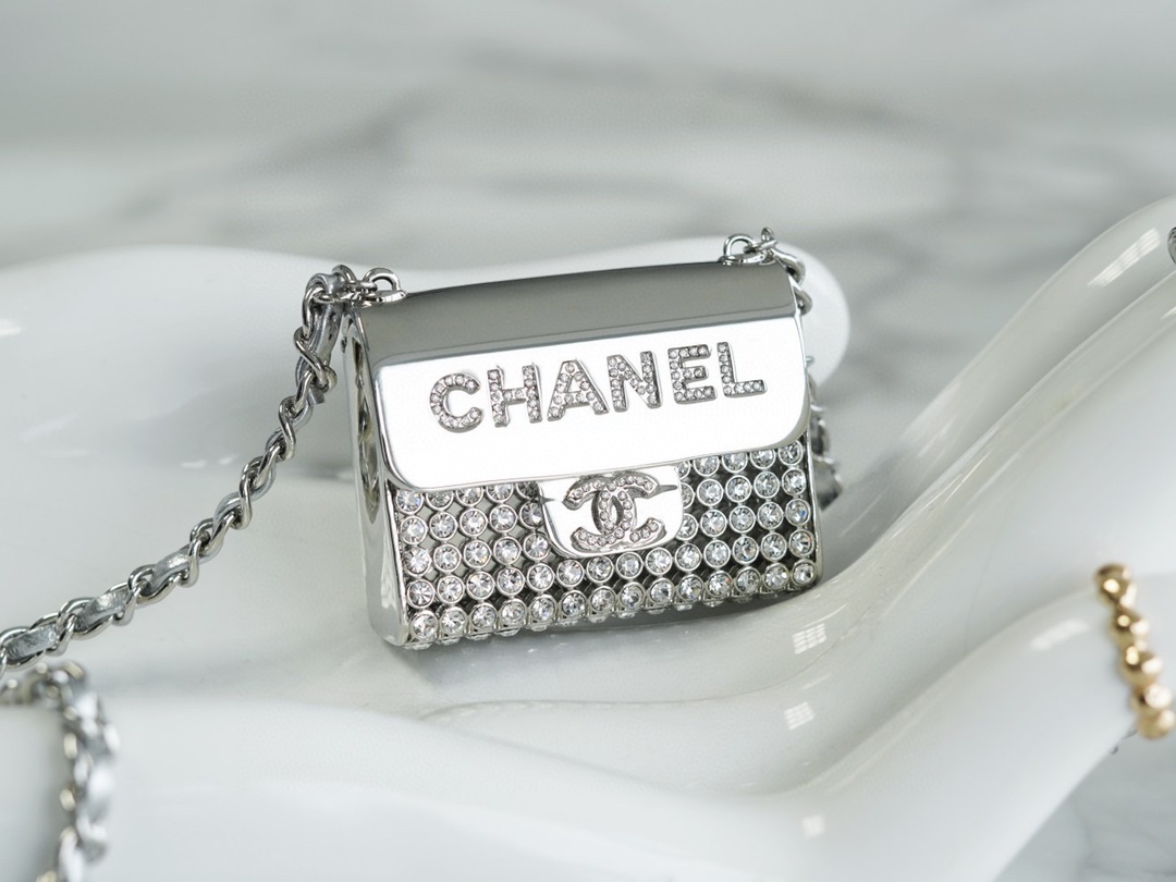 𝗖𝗛𝗔𝗘𝗡𝗟✦ Flowing rhinestone 𝟮𝟮𝗣 rhinestone metal necklace bag