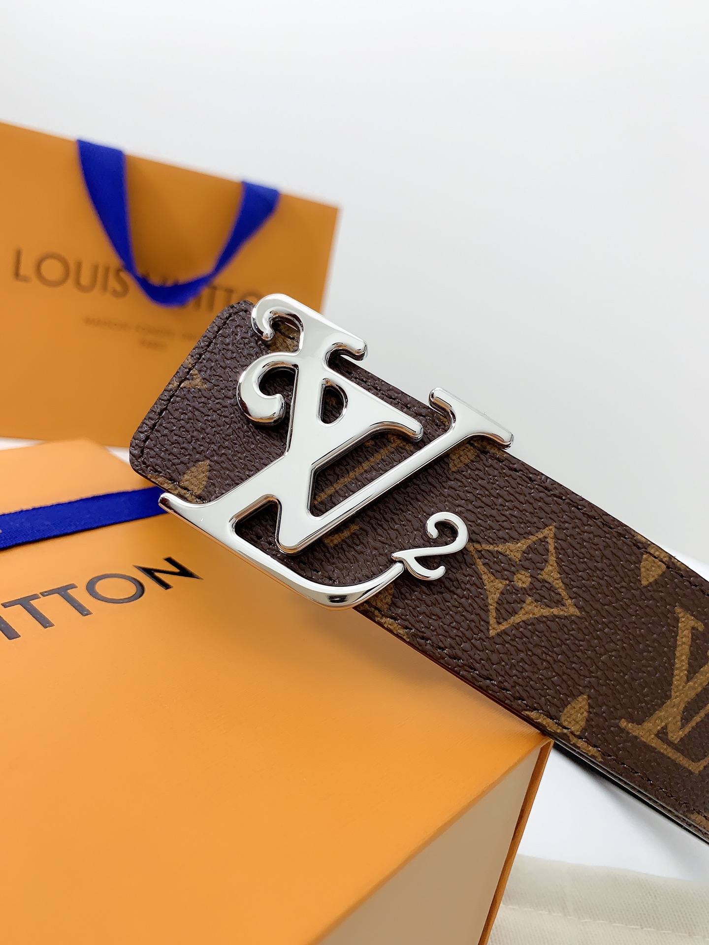 LOUIS VUITTO classic waterproof fabric with original calfskin