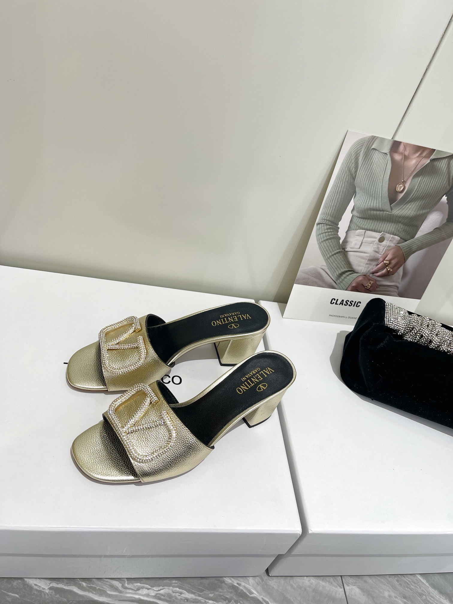 【Valentino】𝟐𝟎𝟐𝟏/𝐒𝐒 𝐧𝐞𝐰  Valentino 2022 / fw spring and summer new women's slippers