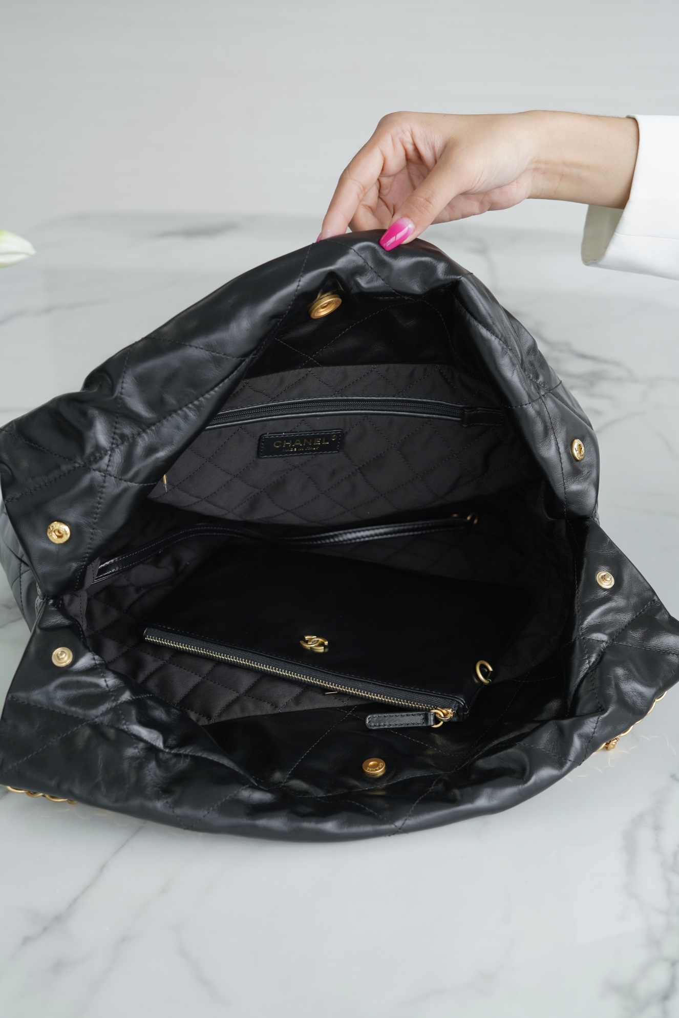 𝗖𝗛𝗔𝗘𝗡𝗟✦𝟐𝟐𝗣Spring/Summer New 𝟐𝟐Handbag Genuine Tail Leather Medium Black Gold