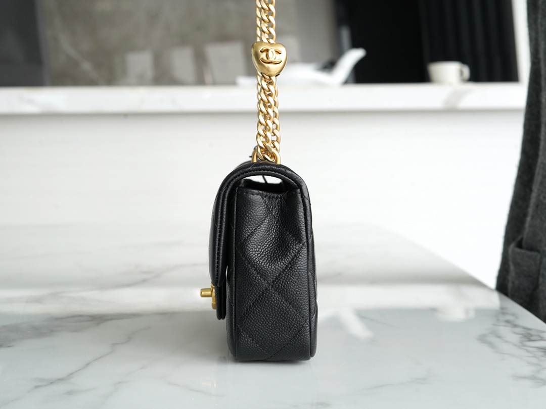 𝗖𝗛𝗔𝗡𝗘𝗟 ✦𝗖𝗹𝗮𝘀𝘀𝗶𝗰 𝗙𝗹𝗮𝗽23P Spring/Summer New Love Heart Adjustable Buckle mini Black