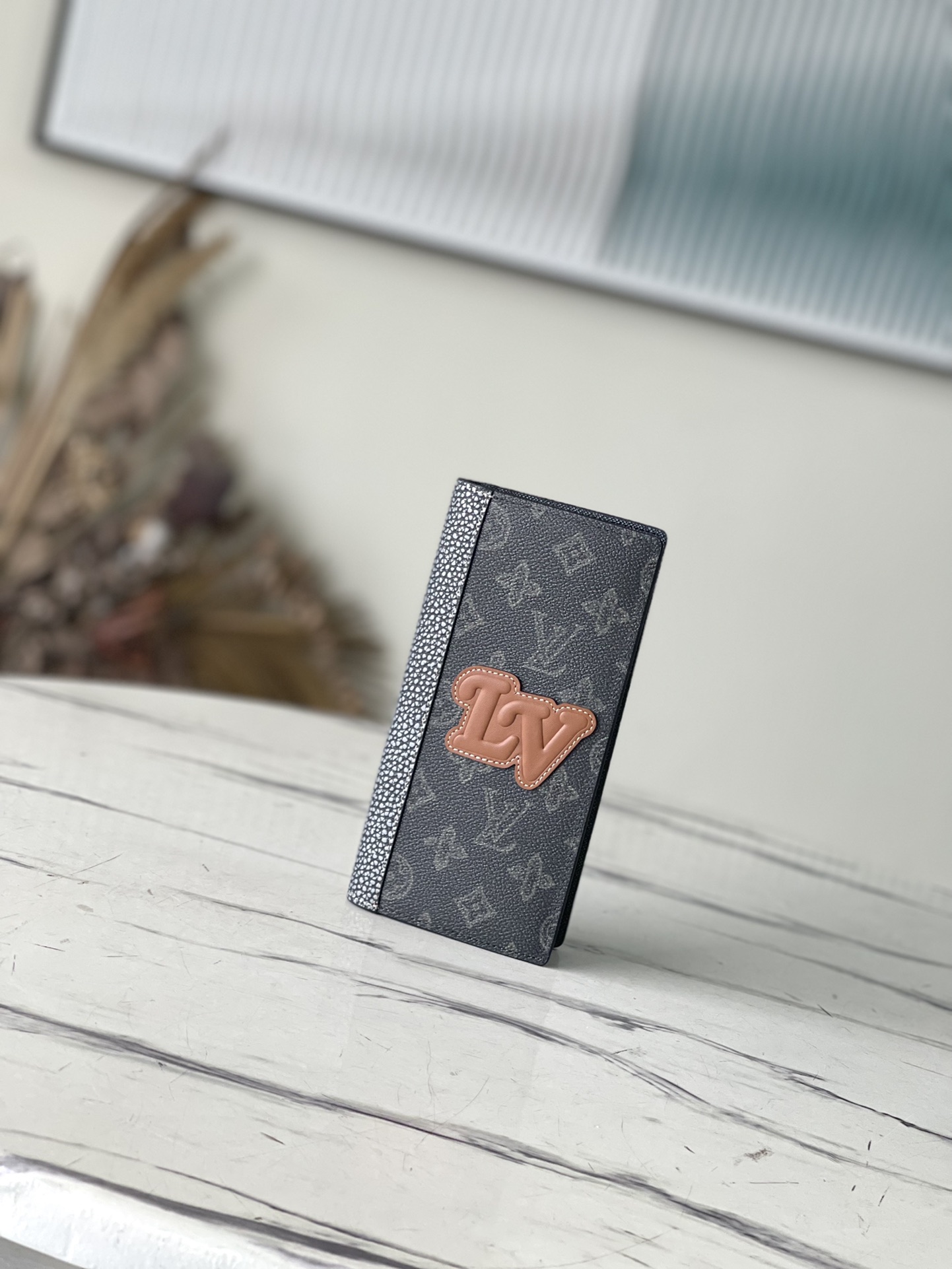 𝐋𝐎𝐔𝐈𝐒 𝐕𝐔𝐈𝐓𝐓𝐎𝐍     M81807