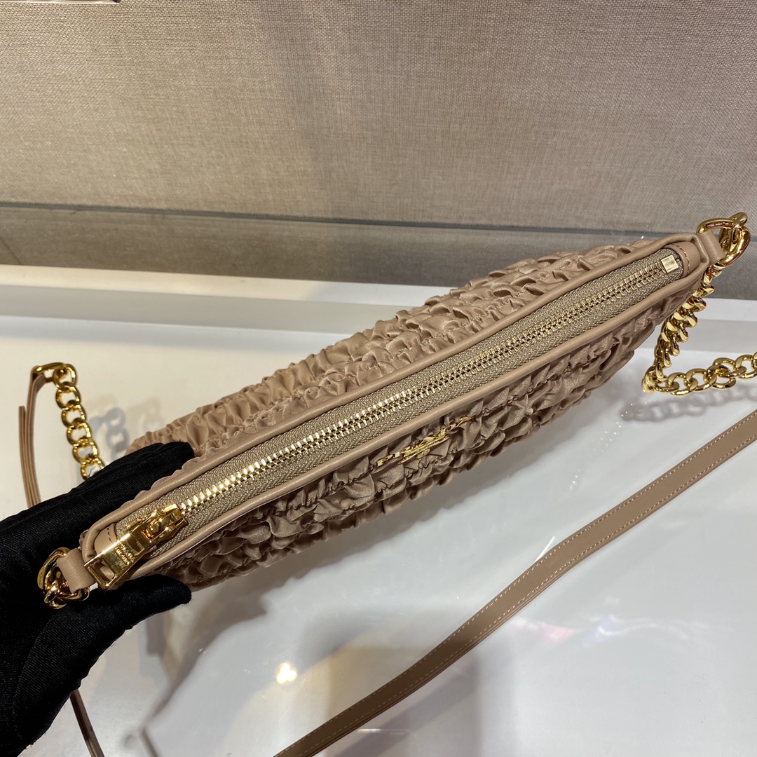 𝐏𝐑𝐀𝐃𝐀 New 1BH171 crease