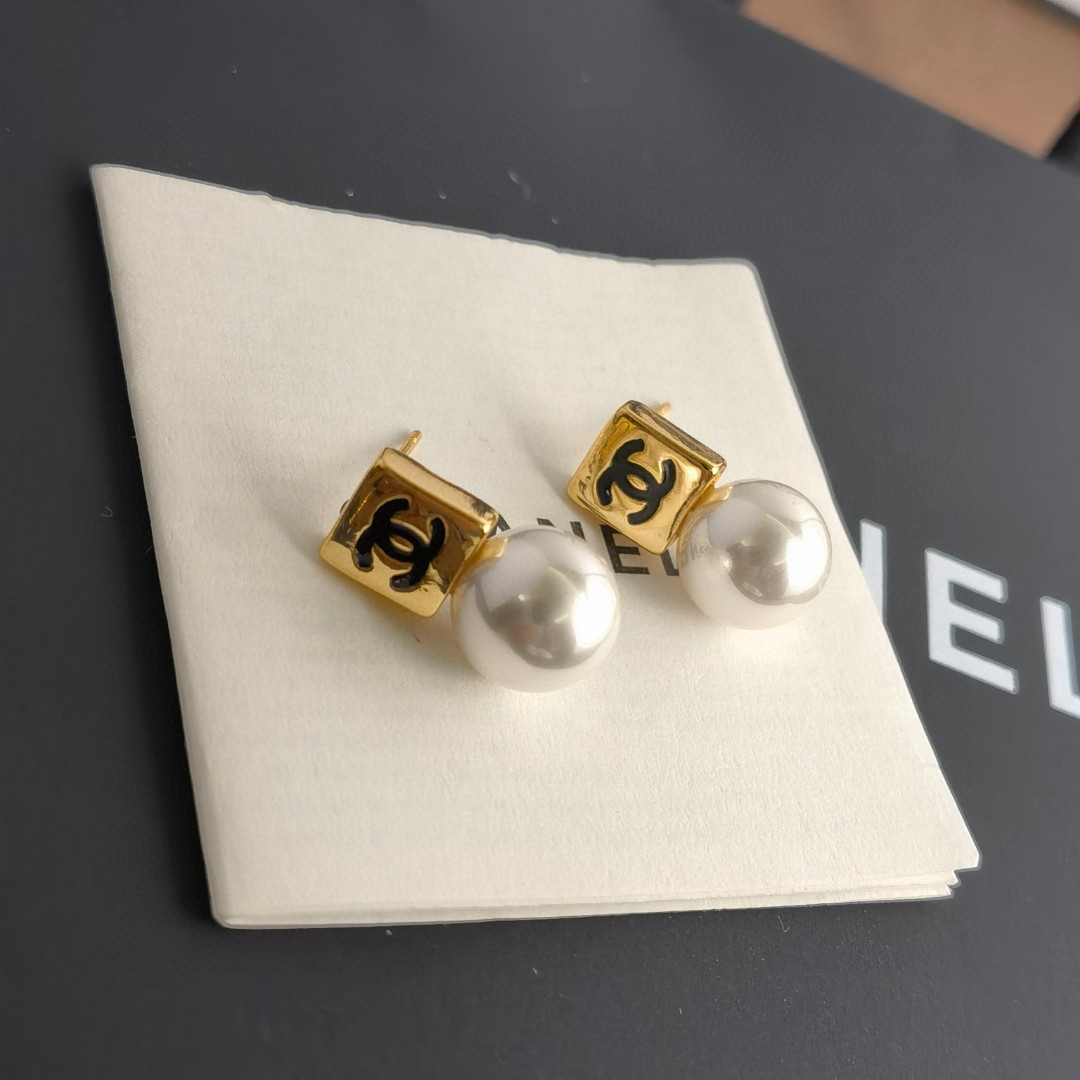 CHANEL🇫🇷Xiaoxiang Tassel Pearl Square Small Light Bulb Stud Earrings