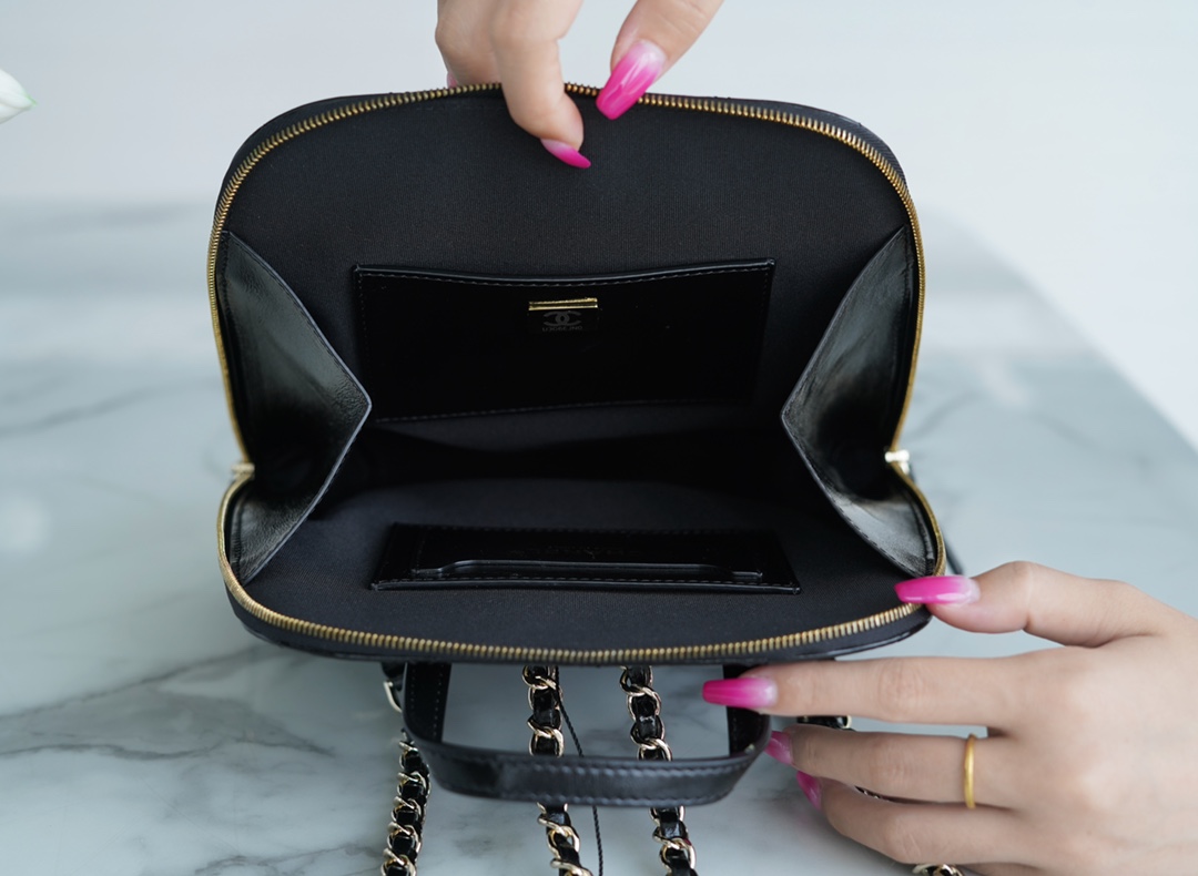 𝗖𝗛𝗔𝗘𝗡𝗟✦ 𝟮𝟮𝗔 Handmade Workshop New Shiny Cowhide Backpack Black➿