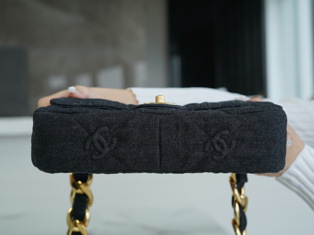 𝗖𝗛𝗔𝗘𝗡𝗟✦ 𝟮𝟮𝐒 Denim Underarm Bag