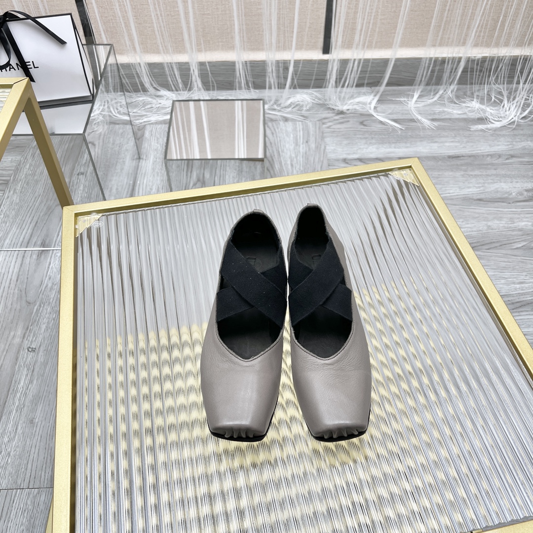 𝐔𝐌𝐀 𝐖𝐀𝐍𝐆｜𝟐𝟎𝟐𝟑/𝐒𝐒 𝐧𝐞𝐰  UMA WANG classic models retro do old ballet shoes