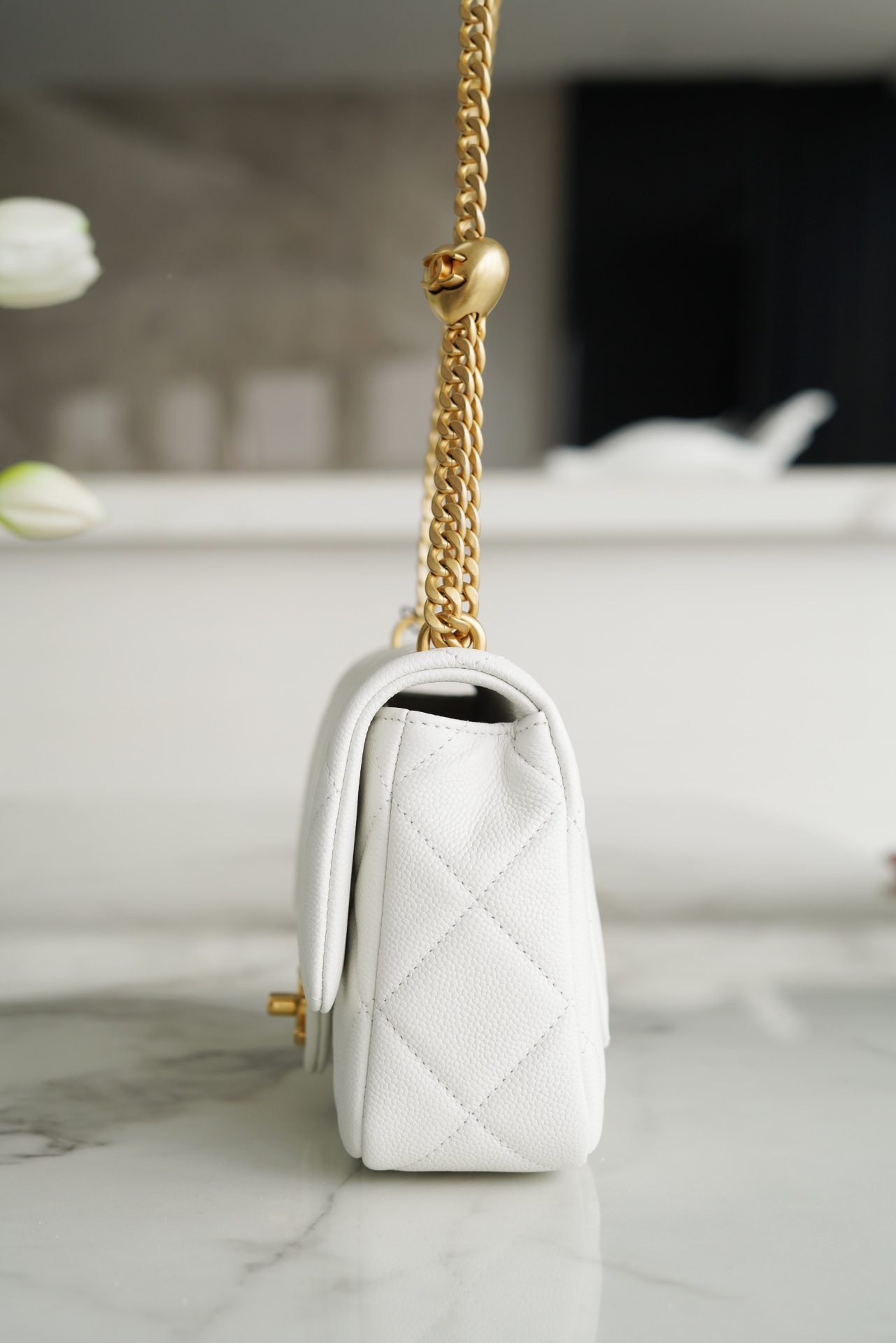 𝗖𝗛𝗔𝗡𝗘𝗟✦𝗖𝗹𝗮𝘀𝘀𝗶𝗰 𝗙𝗹𝗮𝗽23P spring and summer new love adjustment buckle square fat man white