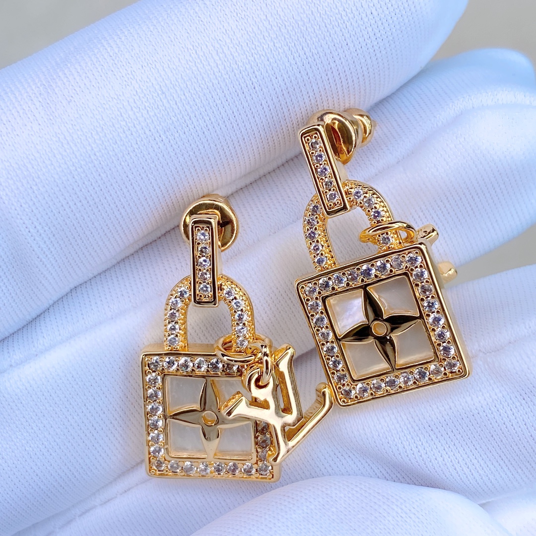 Louis Vuitton LV white mother-of-pearl lock earrings set with S925 sterling silver pin