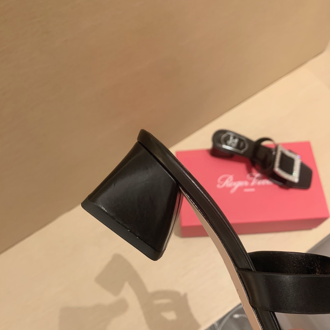 Roger vivier | 𝟐𝟎𝟐𝟏/𝐒𝐒 𝐧𝐞𝐰 2021 Summer Slippers Bikiviv' Metal Buckle PVC Mule Shoes