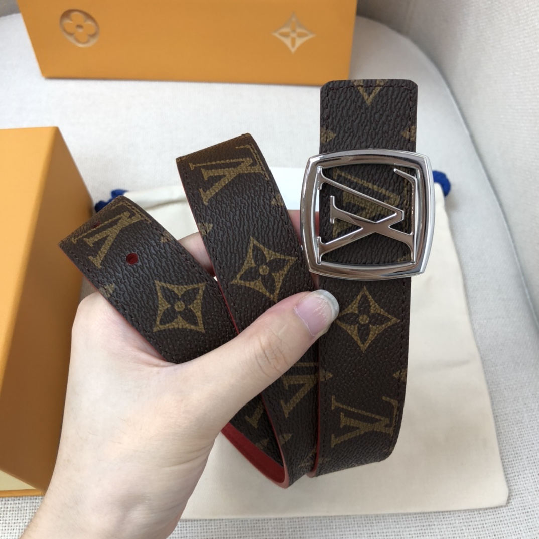 LOUIS VUITTO iconic LV Initiales design