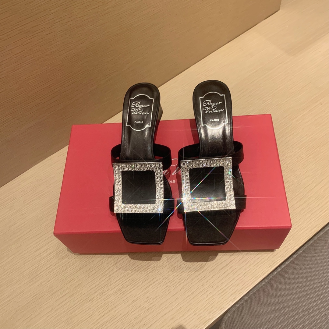 Roger vivier | 𝟐𝟎𝟐𝟏/𝐒𝐒 𝐧𝐞𝐰 2021 Summer Slippers Bikiviv' Metal Buckle PVC Mule Shoes