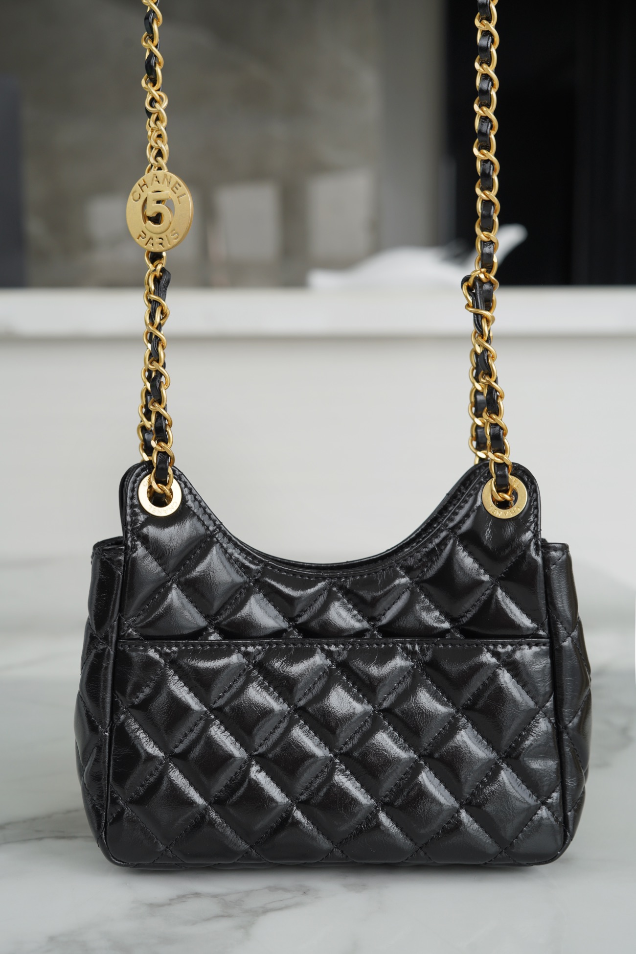 𝗖𝗛𝗔𝗡𝗘𝗟✦23𝑪 Early Spring Resort Collection Bright crinkled calfskin with gold metal Wave bag Black Small