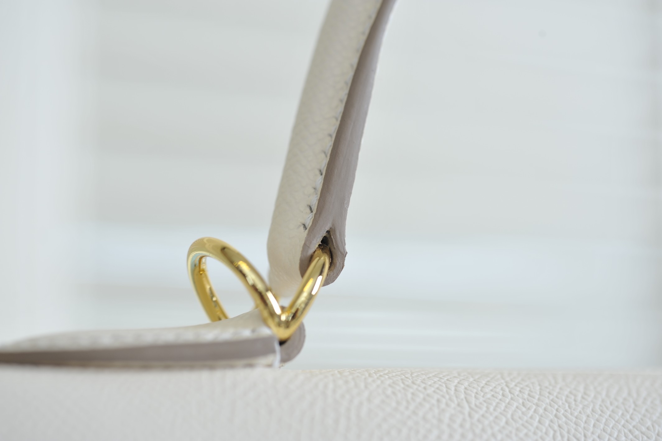 Kelly 25 milkshake white ep leather gold buckle