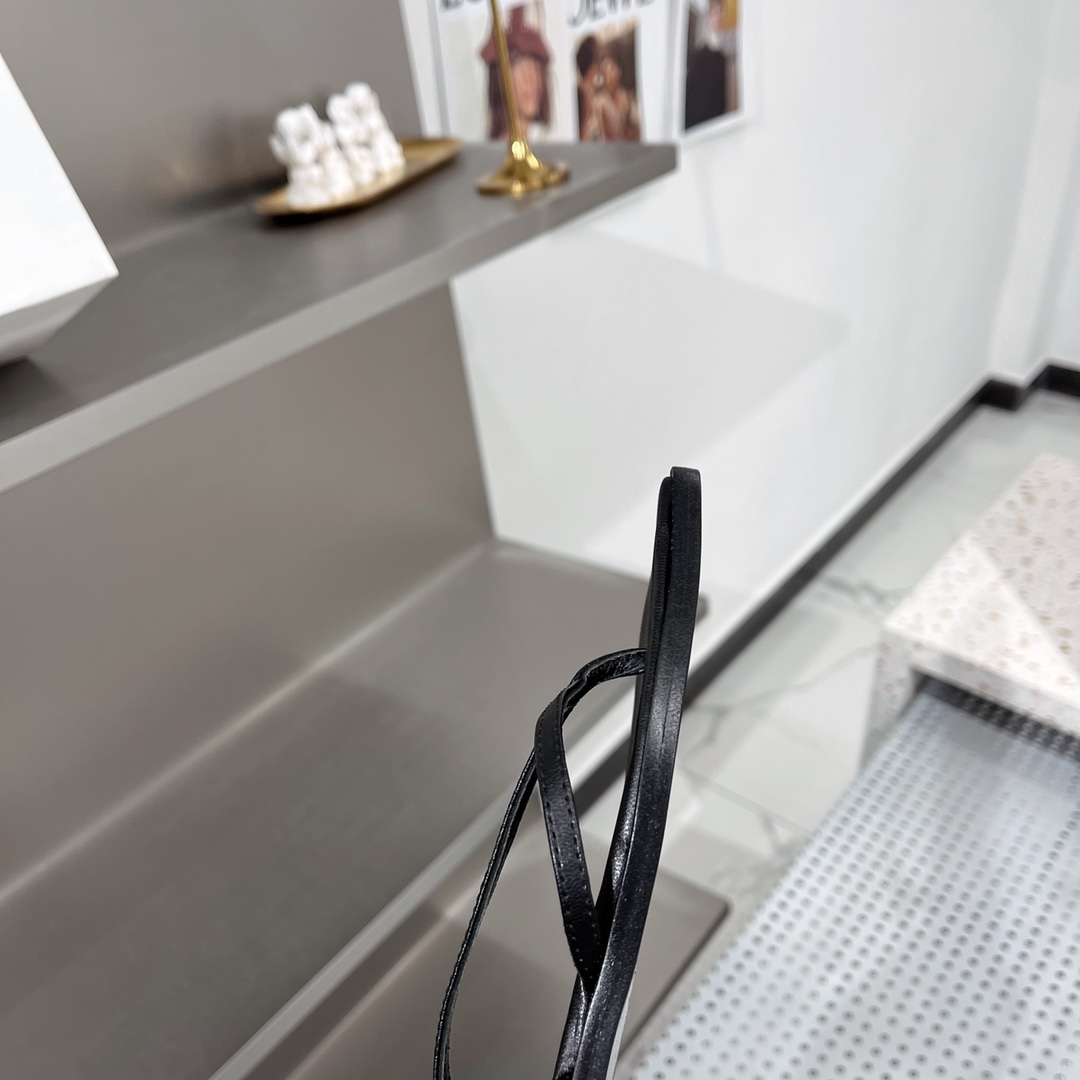 𝐓𝐇𝐄 𝐑𝐎𝐖｜𝟐𝟎𝟐𝟐/𝐒𝐒 𝐧𝐞𝐰 New The row 2022/fw Retro Minimalist Sandals