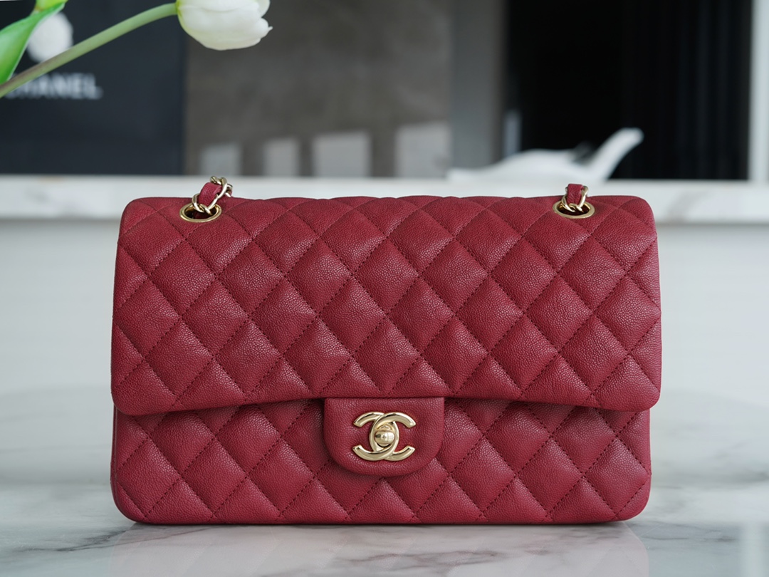 𝐂𝐇𝐀𝐍𝐄𝐋 Classic Flap washed cowhide is made from the most delicate newborn calves Washed fetal cow Medium Bordeaux burgundy