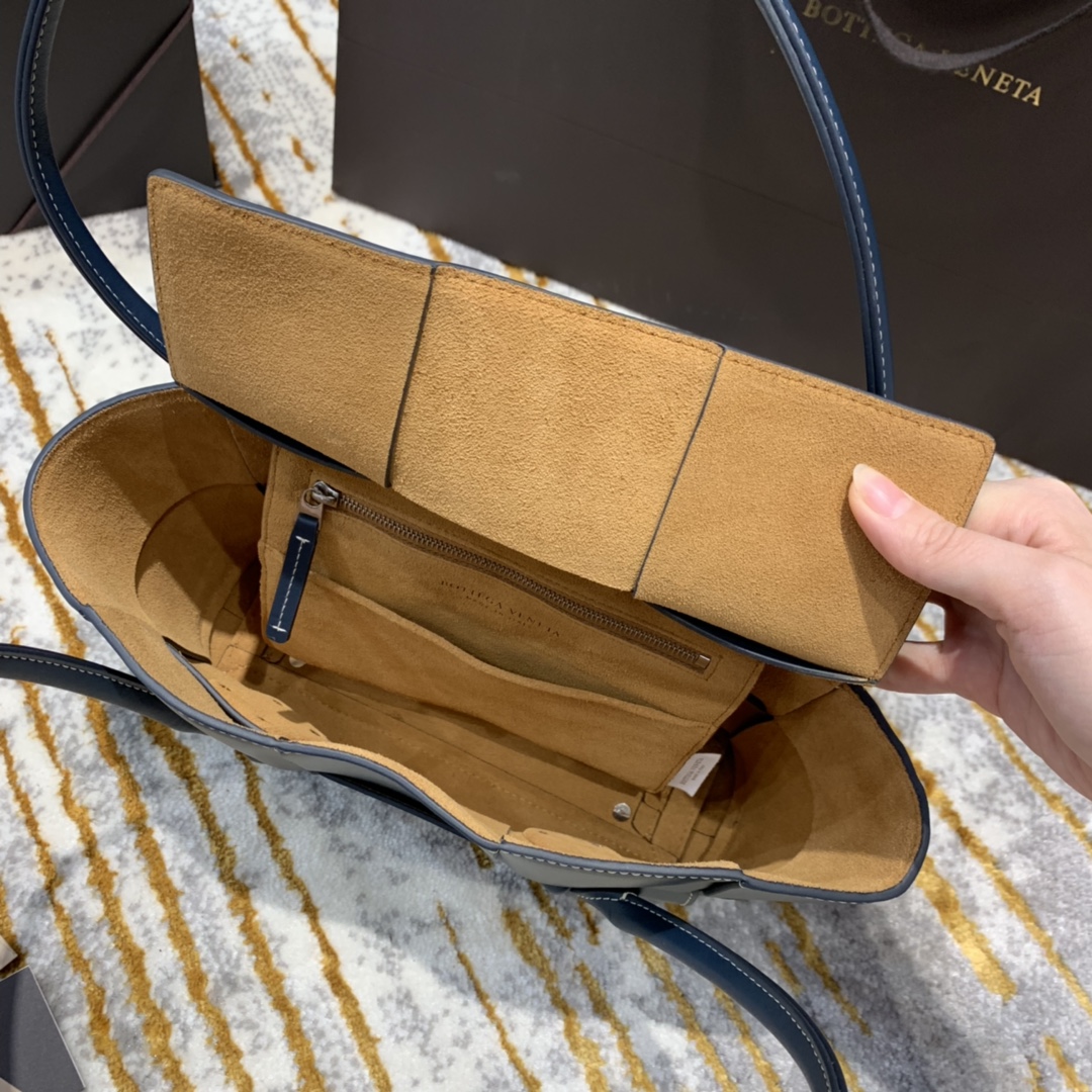 Bottega Veneta  𝙏𝙝𝙚 𝘼𝙧𝙘𝙤 𝟯𝟯 #575943