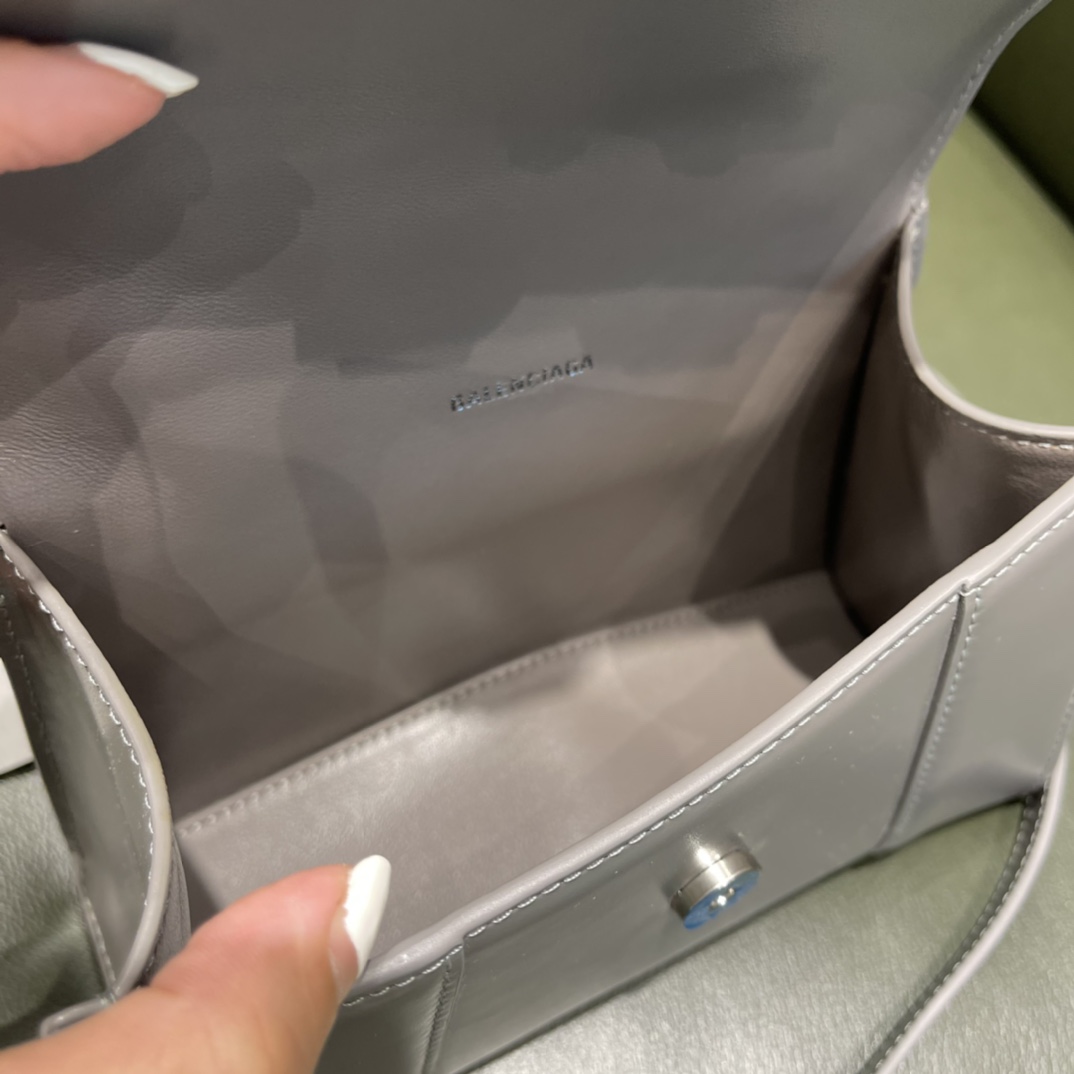 BALENCIAGA 𝐇𝐨𝐮𝐫𝐠𝐥𝐚𝐬𝐬 𝐗𝐒 The hourglass bag of the fashion world