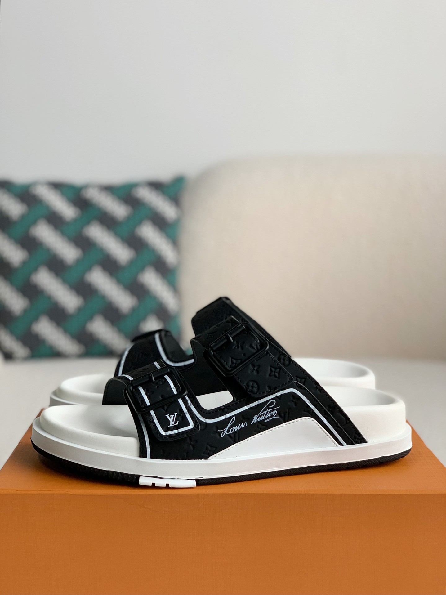 LOUIS VUITTON MAN SLIPPERS