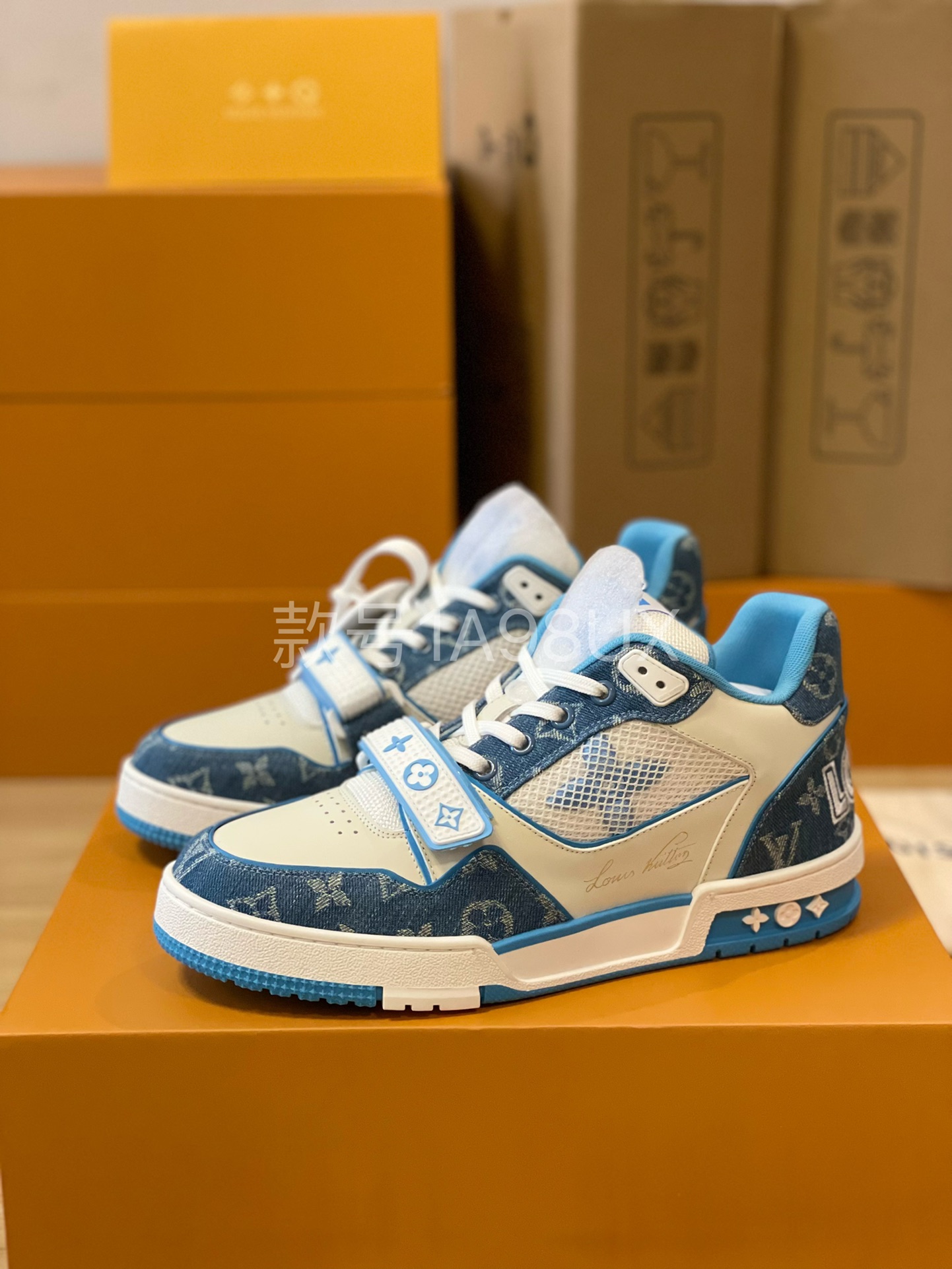 Louis Vuitton Trainer sneakers for couples, style 1A98UX