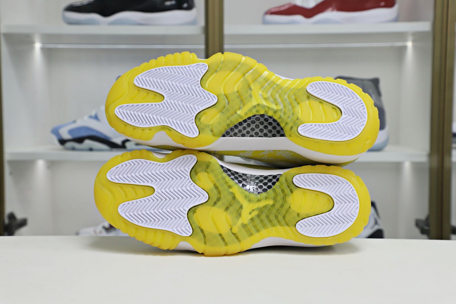 Air Jordan 11 Retro Low YellowSnakeskin