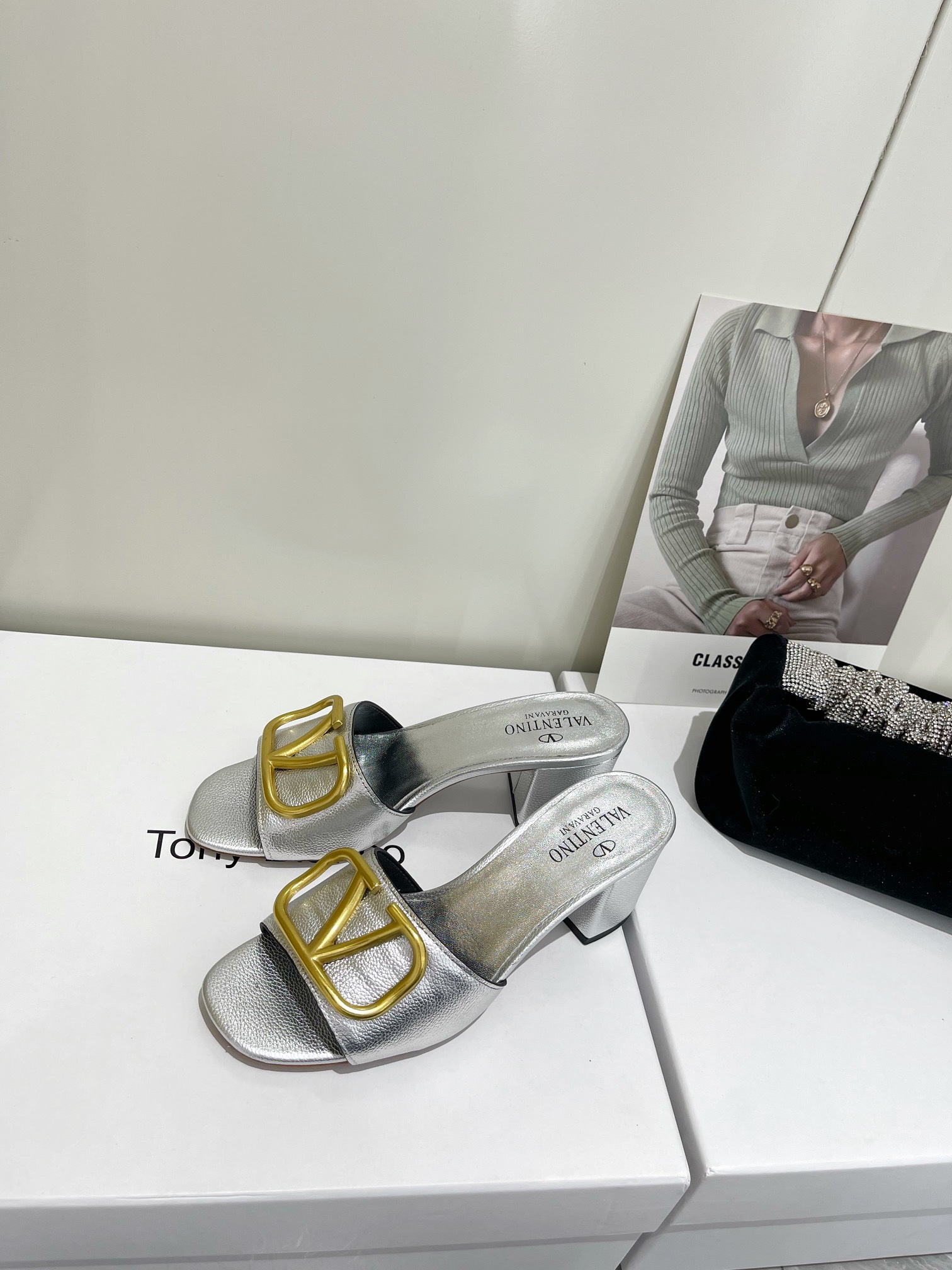 【Valentino】𝟐𝟎𝟐𝟏/𝐒𝐒 𝐧𝐞𝐰  Valentino 2022 / fw spring and summer new women's slippers