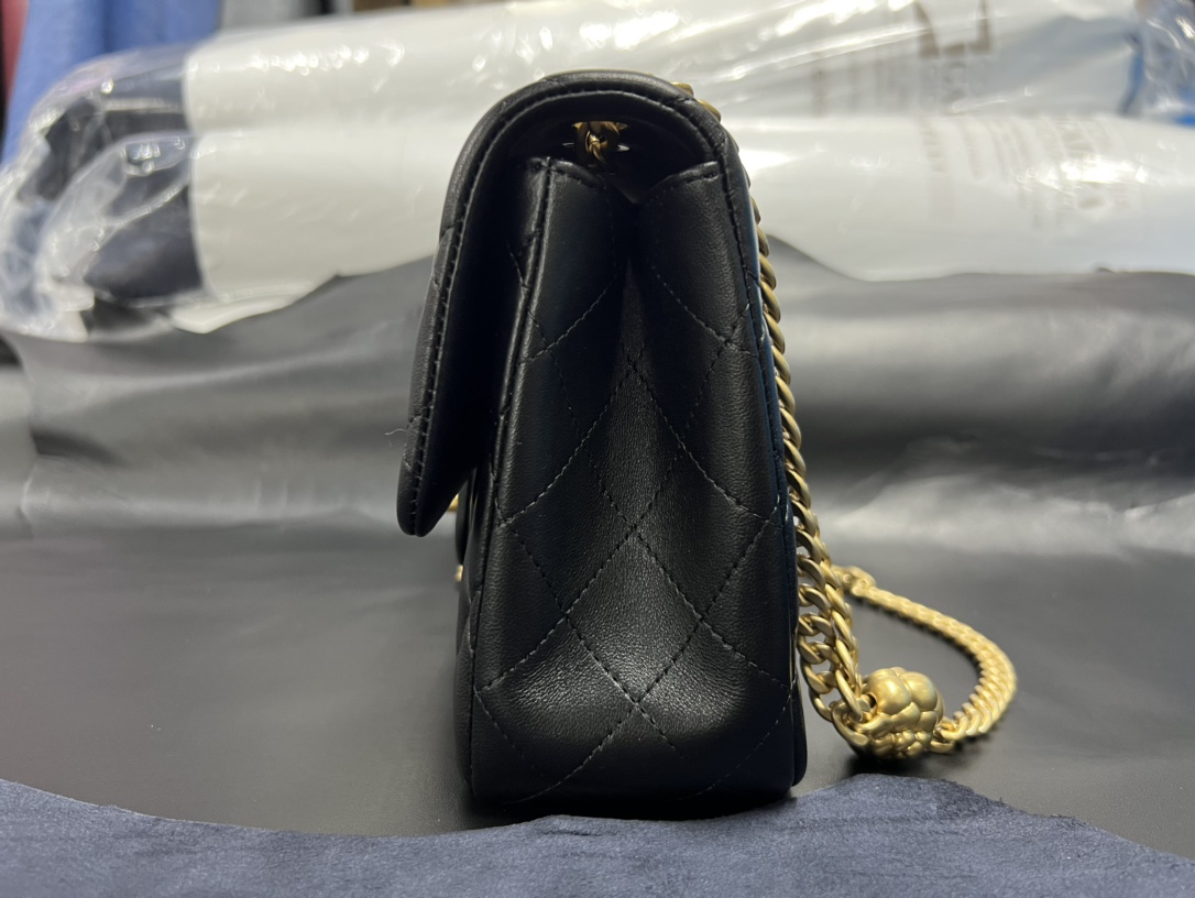 𝗖𝗛𝗔𝗡𝗘𝗟✦ 𝗖𝗹𝗮𝘀𝘀𝗶𝗰 𝗙𝗹𝗮𝗽 23S Camellia Adjustable Buckle CF Small Black Gold