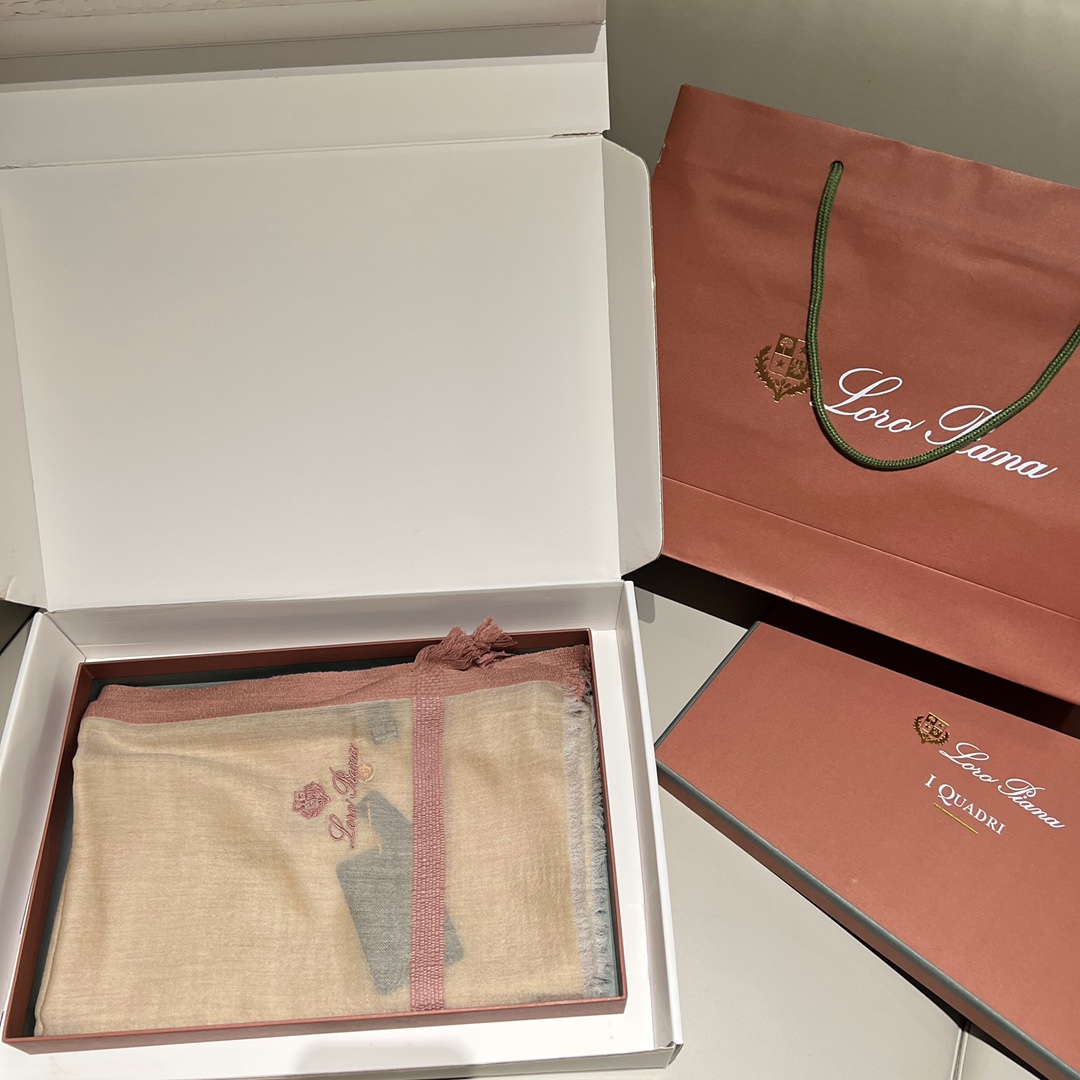 𝐋𝐨𝐫𝐨 𝐩𝐢𝐚𝐧𝐚 Ring Fleece Scarf 