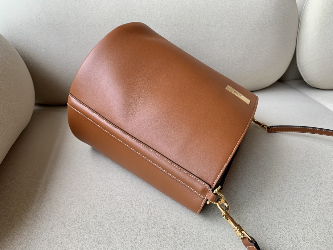 𝐂𝐞𝐥𝐢𝐧𝐞 BUCKET 16 bucket bag in smooth calfskin