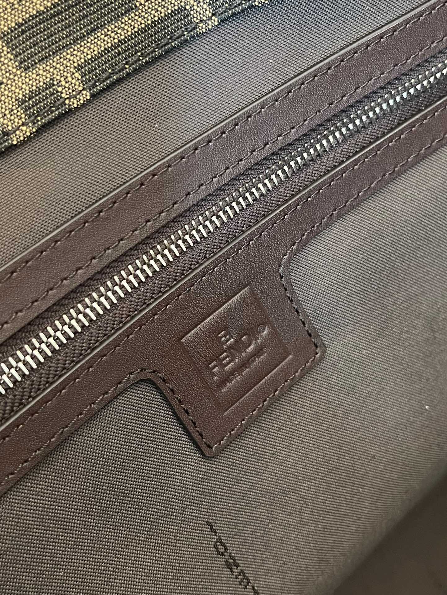 FENDI Men's Presbyopia Tote Bag
