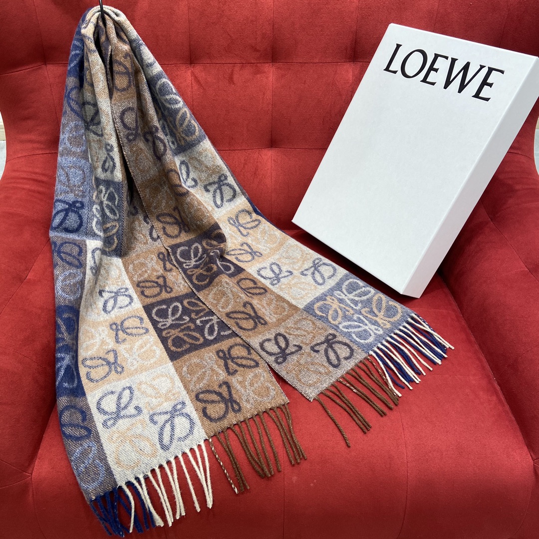 𝐋𝐎𝐄𝐖𝐄 Two-tone checkerboard scarf 90% wool 10% cashmere