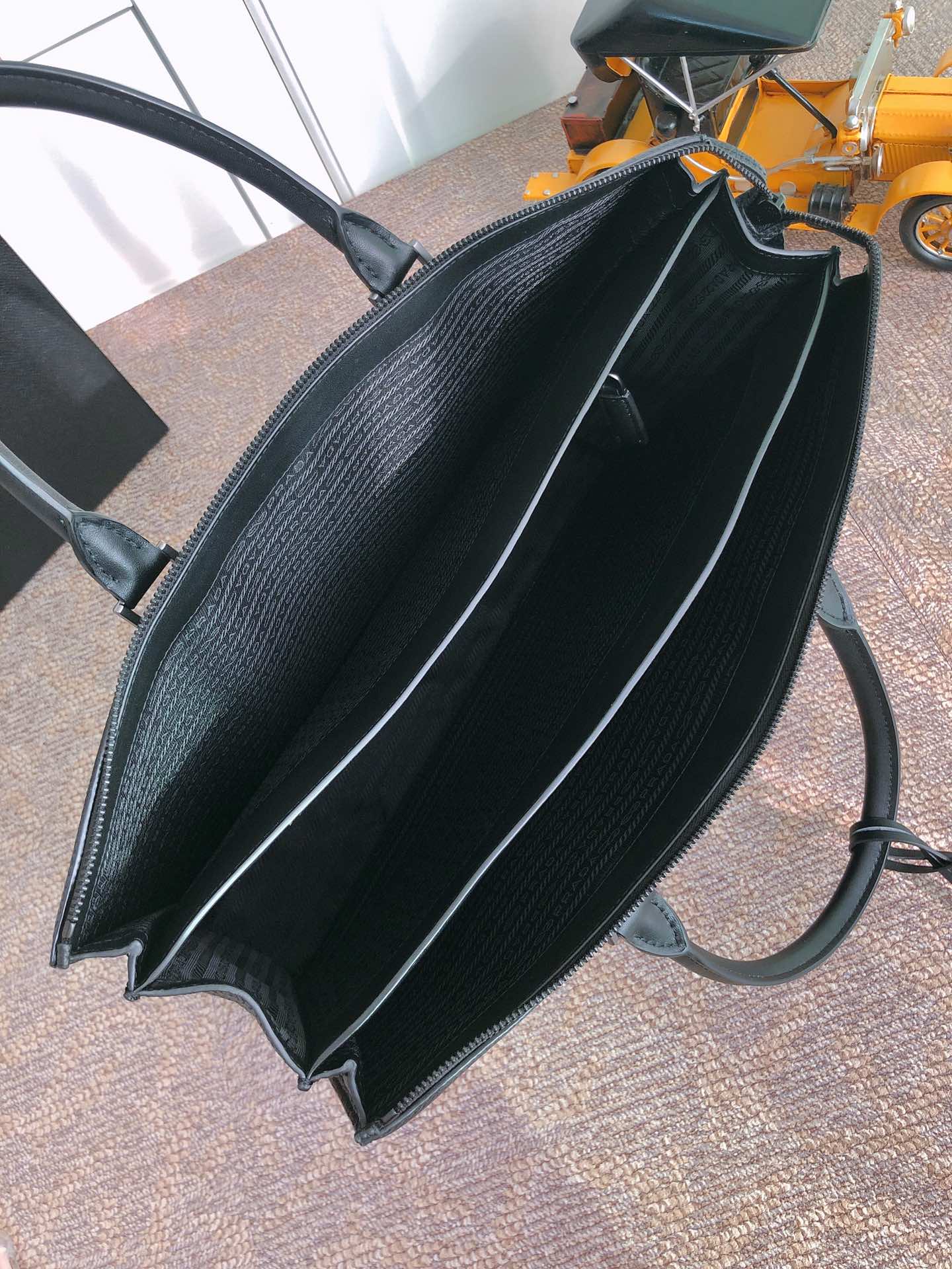 𝐏𝐑𝐀𝐃𝐀 New men's bag 2VG041