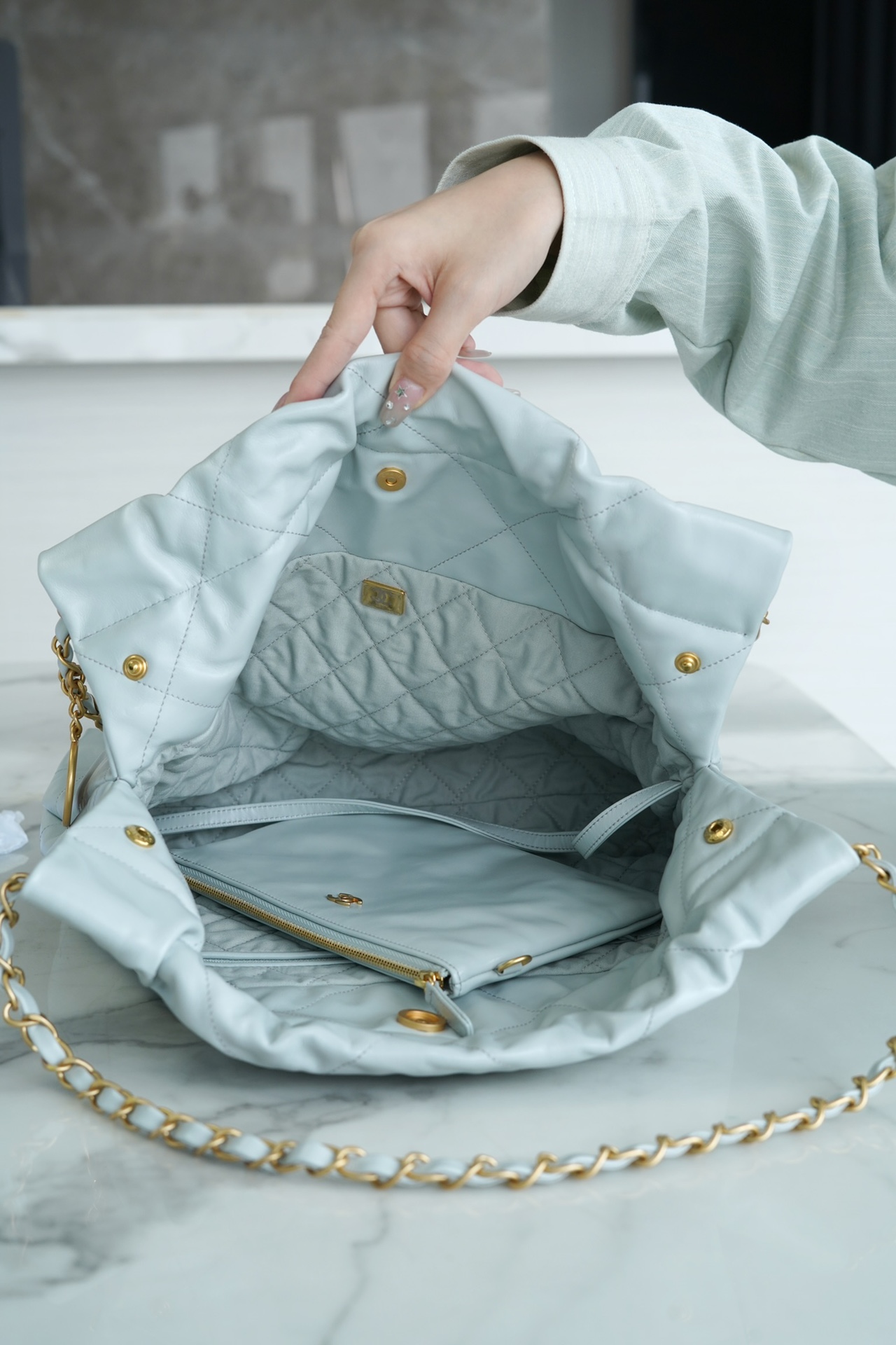 𝗖𝗛𝗔𝗘𝗡𝗟✦23C 22 handbag authentic tail leather haze blue small