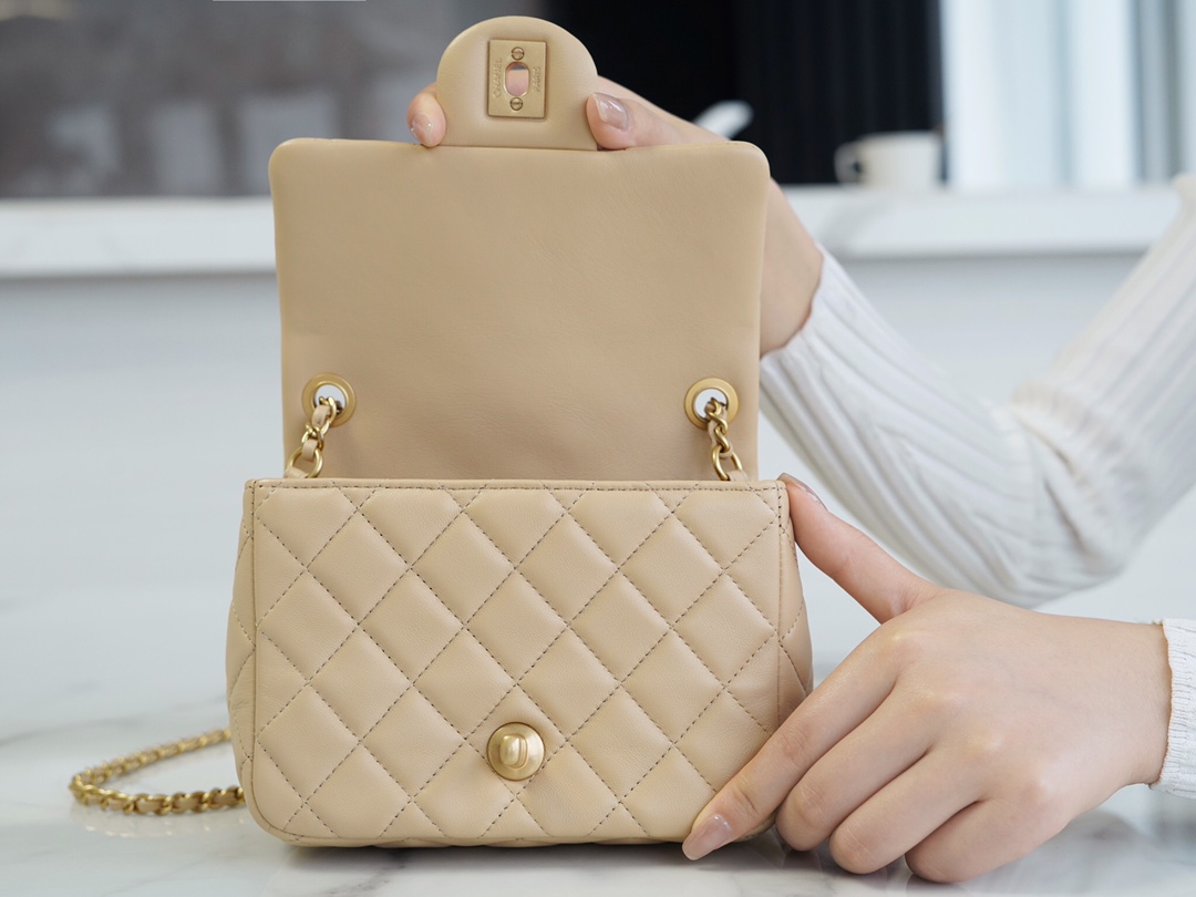 𝗖𝗛𝗔𝗘𝗡𝗟 ✦𝟮𝟮🅲Spring and Summer 𝐂𝐅 Fang Fatman Metal Ball Apricot