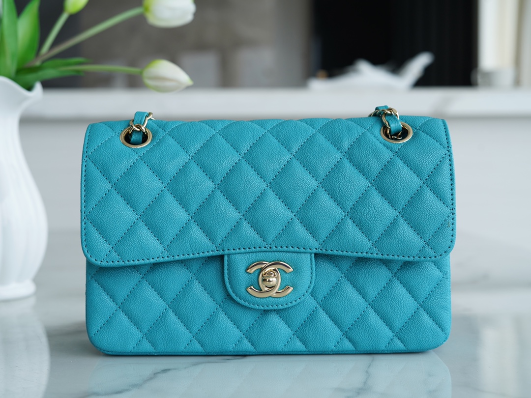 𝐂𝐇𝐀𝐍𝐄𝐋 Classic Flap washed cowhide is made from the most delicate calves just born washed fetal cow small 🦚 peacock blue