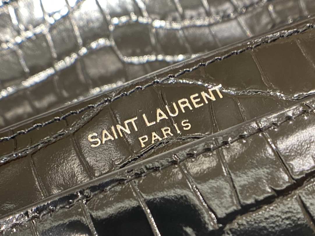 SAINT LAURENT ▪️𝑪𝒂𝒔𝒔𝒂𝒏𝒅𝒓𝒂▪️532750 original crocodile pattern.