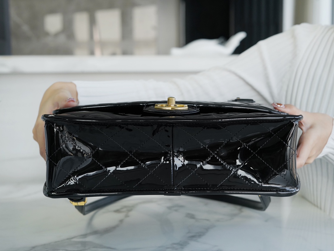𝗖𝗛𝗔𝗡𝗘𝗟✦ Made of original tire cow patent leather 𝟮𝟮k Premium Handmade Workshop Patent Leather Shoulder Bag